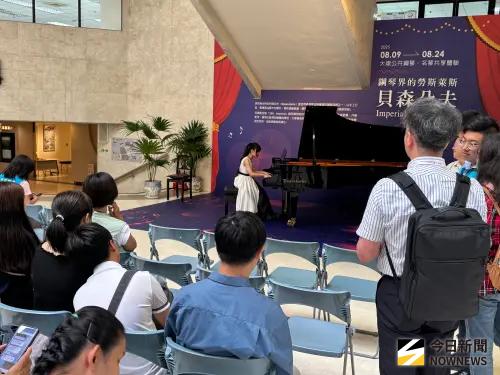 ▲大墩文化中心每天宛如舉辦小型音樂會，不僅吸引大排長龍民眾等待體驗名琴，悠揚琴聲也引來民眾駐足聆賞。（圖／記者金武鳳攝，2025.8.13)