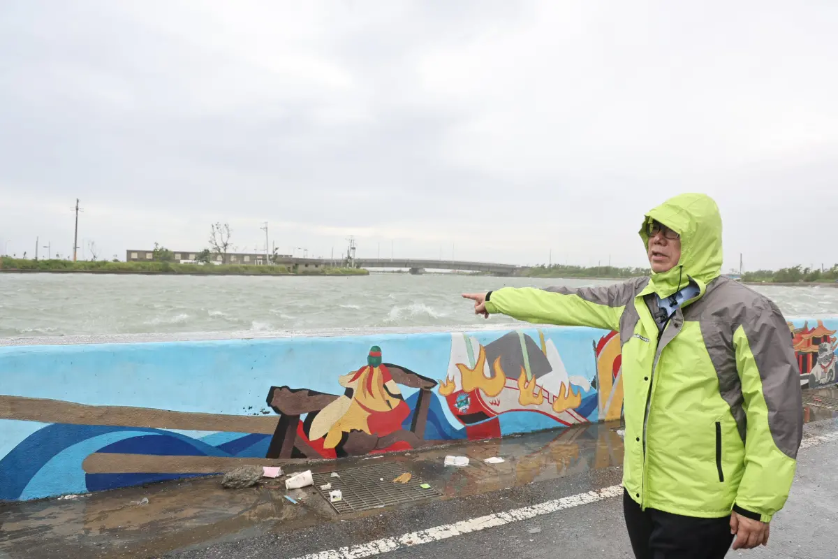 ▲楊柳颱風來襲，台南市長黃偉哲午間先後視察青鯤鯓、青山漁港整備，指示相關單位嚴防海水倒灌。（圖／台南市政府提供）