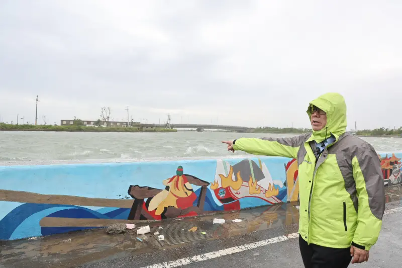 楊柳來襲　黃偉哲視察青鯤鯓等地嚴防海水倒灌