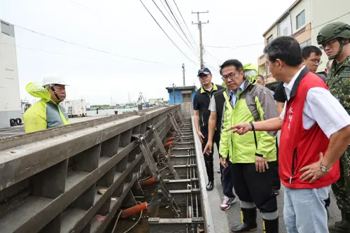 ▲在青山漁港，周邊的倒伏堰都已升起，黃偉哲說，倒伏堰就是沿海的防水閘門，只要遇到海水漲潮，或是有颱風來襲倒伏堰升起，就能有效防止海水倒灌危害當地社區。（圖／台南市政府提供）
