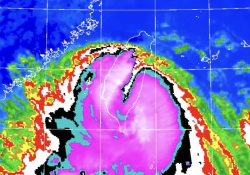 楊柳颱風單挑中央山脈！一登陸差點「被砍成兩半」　預報員解答了
