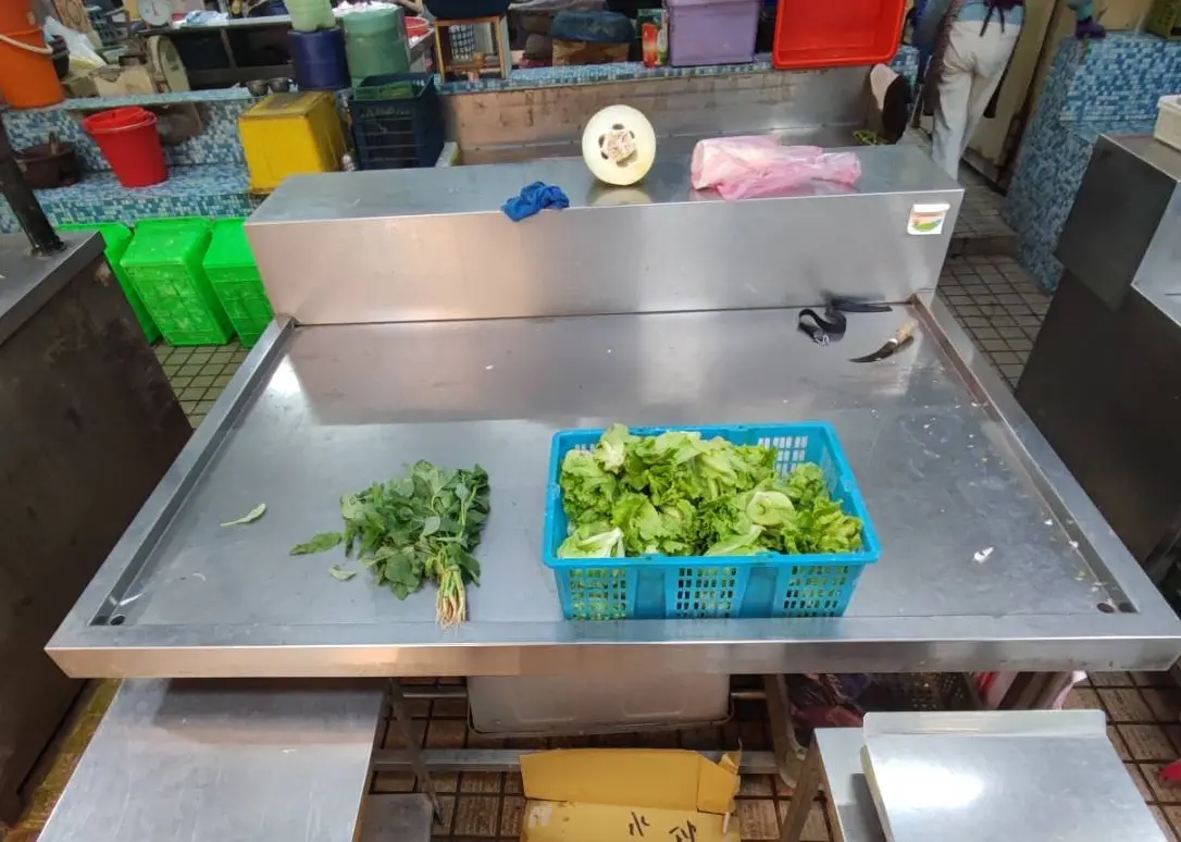 ▲新莊公有市場菜販廖炯程接受採訪時直言，這波漲幅是他遇過最誇張的一次，「從來沒看過所有菜都這麼貴！」（圖／廖炯程提供）