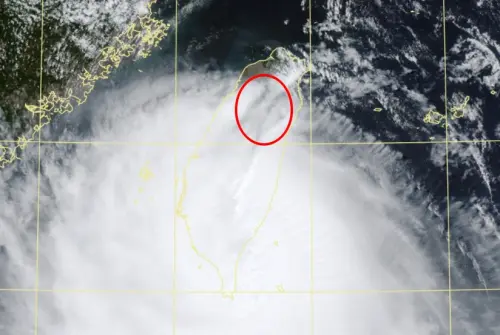 ▲楊柳颱風北側環流，出現雲系較少、對流較弱、雨勢較間歇的區塊。（圖／中央氣象署cwa.gov.tw）