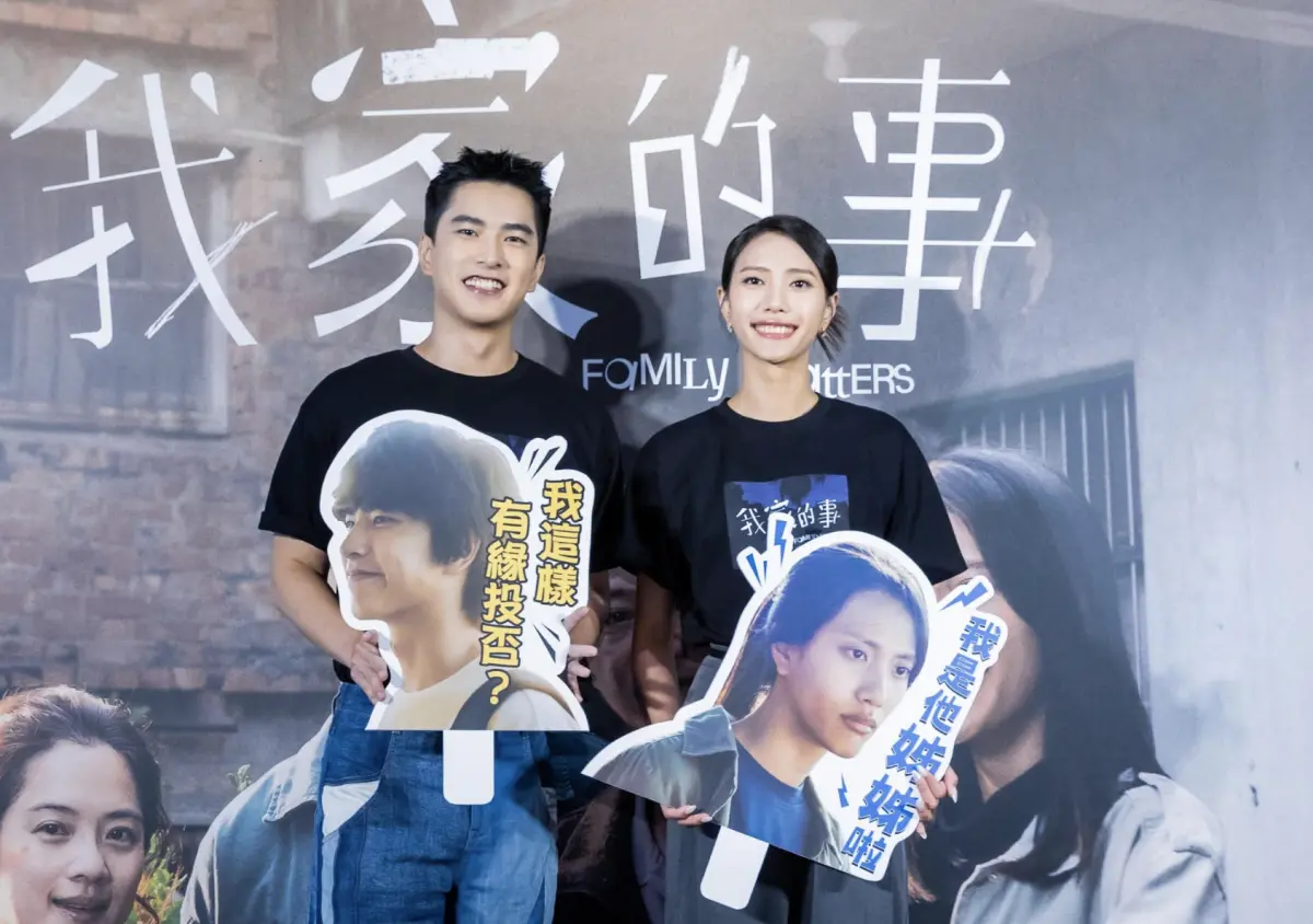 ▲黃珮琪（右）與曾敬驊（左）在《我家的事》演姊弟，曾敬驊為拍這部片才第一次前往汽車旅館，對於裡面的陳設大開眼界。導演潘客印則對片子日前在香港被取消放映，直呼：「頭很暈。」（圖／牽猴子提供）