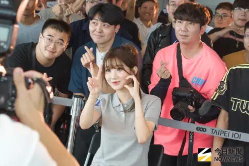 ▲活動現場除了簽名與合影環節，也有許多粉絲穿上李珠珢效力的韓國球隊的球衣，展現十足應援誠意，連跟隨李珠珢許久的韓國粉絲「彬哥」也在風雨中來到現場。（圖／記者陳昱慈攝）