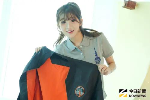 ▲開心展示禮包內台北101黑色飛行外套的李珠珢。（圖／記者陳昱慈攝）