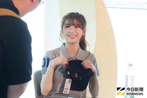 ▲李珠珢頭上擺著101特別版水瓶的蓋子，逗笑許多現場粉絲。（圖／記者陳昱慈攝）