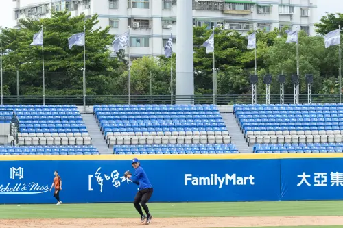 ▲楊柳颱風來襲，新莊球場今吹起強風，賽前雙方取消室外打擊練習，改進行飛球訓練。（圖／中華職棒提供）