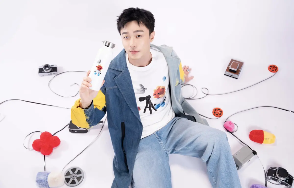 ▲今年度高雄電影節由《想見你》、《夏日最後的祕密》長腿小生施柏宇擔任，他在形象影片中化身為操偶師，因為是停格動畫形式、一分鐘的內容要拍720張照片，他一度腳抽筋。（圖／高雄電影節提供）