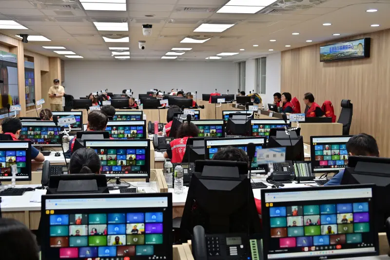    ▲台東縣楊柳颱風應變中心第二次工作會報於今（13）日下午4時召開，由指揮官饒慶鈴縣長主持，消防局長管建興及所有編組單位主管及代表參與，會議開始前饒縣長與賴清德總統進行視訊，特別詢問台東災情，縣長回復受損情況並不嚴重，所幸僅有部分路樹及行道樹傾倒、招牌折斷、道路交通災害，並無人員傷亡，會全力來進行復原。（圖／台東縣政府提供）。  