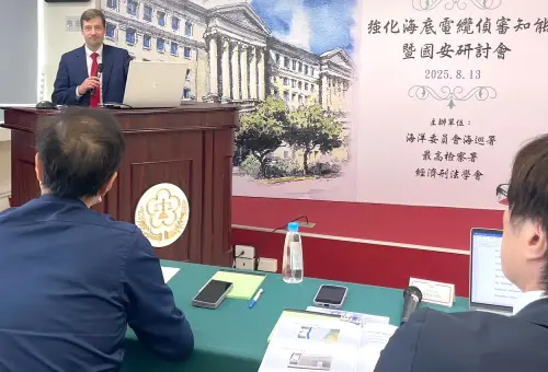 ▲德國佛萊堡大學學者Prof. Dr. Frank Zimmermann分享歐洲北海海底電纜法律問題。(圖／海洋委員會海巡署提供)
