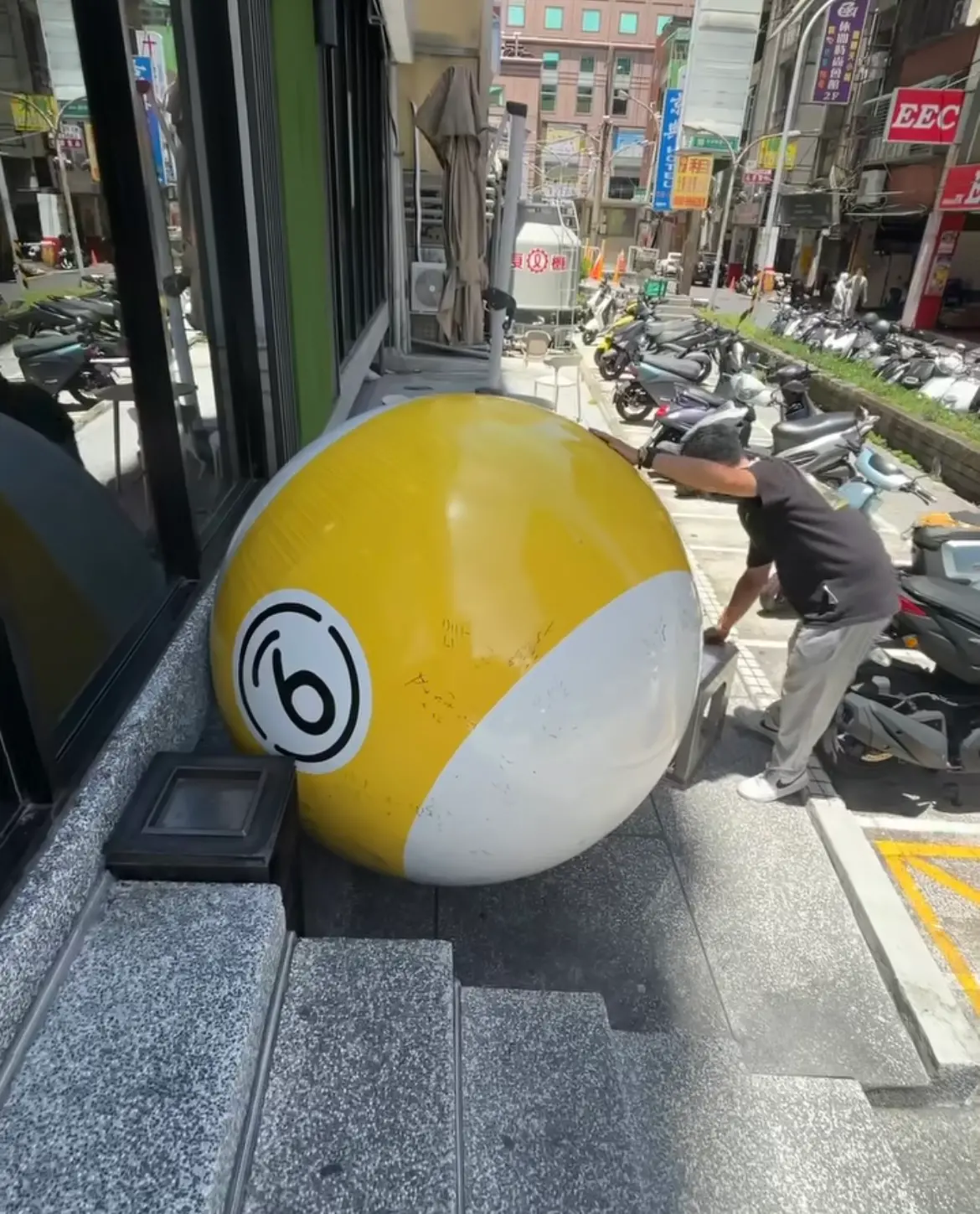 ▲ 13日颱風楊柳來襲，桃園市桃園區傳出災情，一間撞球館的撞球造型招牌被吹落，差點波及路過民眾。（圖／翻攝畫面）