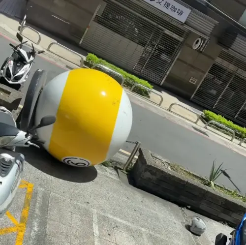 ▲ 13日颱風楊柳來襲，桃園市桃園區傳出災情，一間撞球館的撞球造型招牌被吹落，差點波及路過民眾。（圖／翻攝畫面）