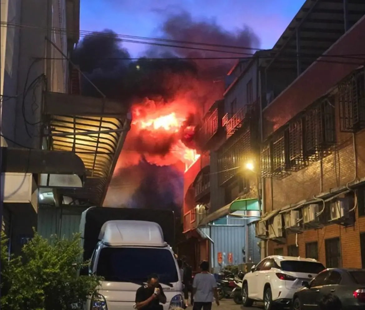 ▲ 13日晚間北市三峽一處透天厝發生火警，消防員獲報到現場搶救。（圖／翻攝畫面）