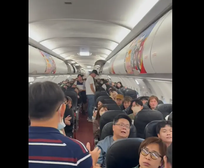 ▲有網友發文表示，搭乘泰越捷航空VZ567航班，班機轉降台中軍機場，機長卻不允許乘客下機，並表示要載回桃園，機上乘客多次表達拒絕再飛，但仍未獲准下機。（圖／網友臉書）