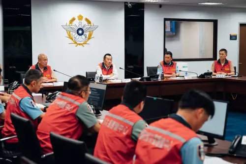 賴清德喊沒拒絕國軍救災　軍方曝顧立雄指揮救災照：積極風災救援
