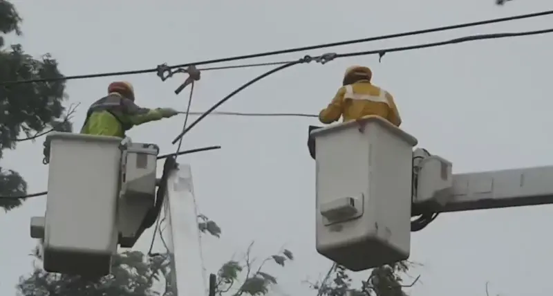 台電人員冒風雨搶修中！楊柳全台6.3萬戶仍停電　這個縣市最嚴重
