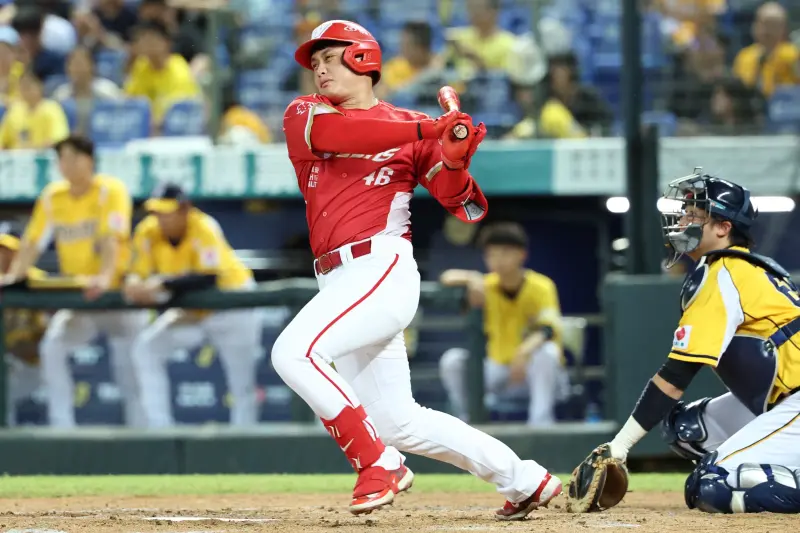 ▲10局上兄弟換上終結者「小黑」吳俊偉，慘遭首棒打者「紅色大砲」劉基鴻炸裂本季第8轟，一發2分砲直接飛過中右外野大牆。（圖／味全龍提供）