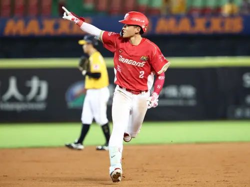 ▲郭天信在曾聖安上壘後鎖定一顆變速球轟出右外野方向大牆，讓龍隊再添2分。（圖／味全龍提供）