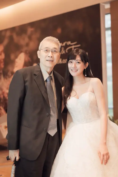 ▲林逸欣（右）分享成長影片，爸爸（左）、媽媽溫柔陪伴感動許多觀眾。（圖／林逸欣 Shara FB）