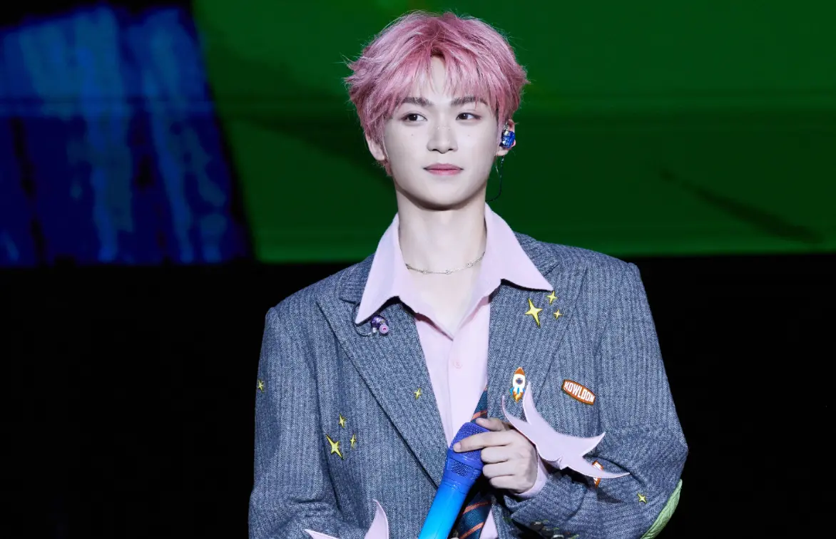 ▲23歲的中國男星梓渝（如圖）推出新歌〈泥潭〉，在QQ音樂的平台上，熱度值衝破13億，輾壓周杰倫，可見梓渝在爆出劈腿2女的醜聞後，照樣很火紅。（圖／微博＠我是梓渝）