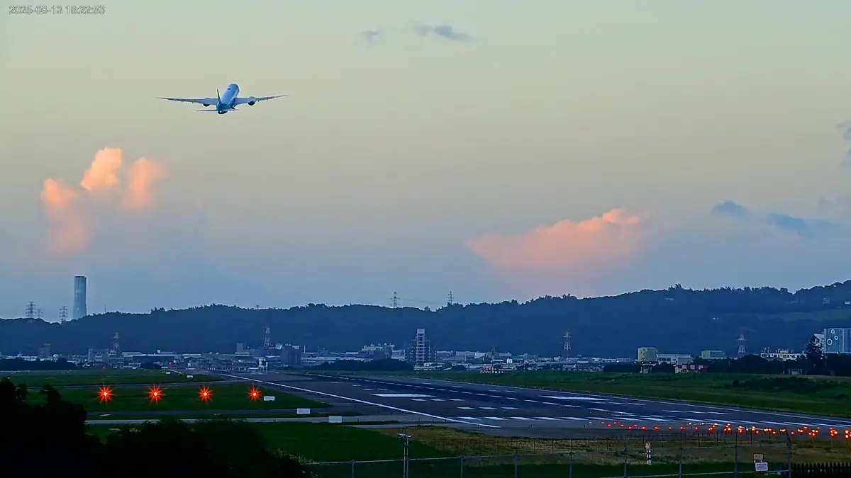 ▲受到楊柳颱風環流影響，桃園機場從中午開始就出現強勁側風，讓許多航班難以降落、起飛。（圖／YT@遊桃園 Taoyuan Travel）