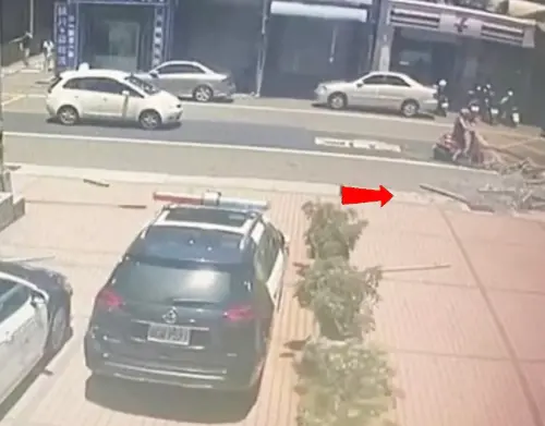 驚險一刻！桃園大樓玻璃遭強風吹落　女騎士「差一秒」被砸中
