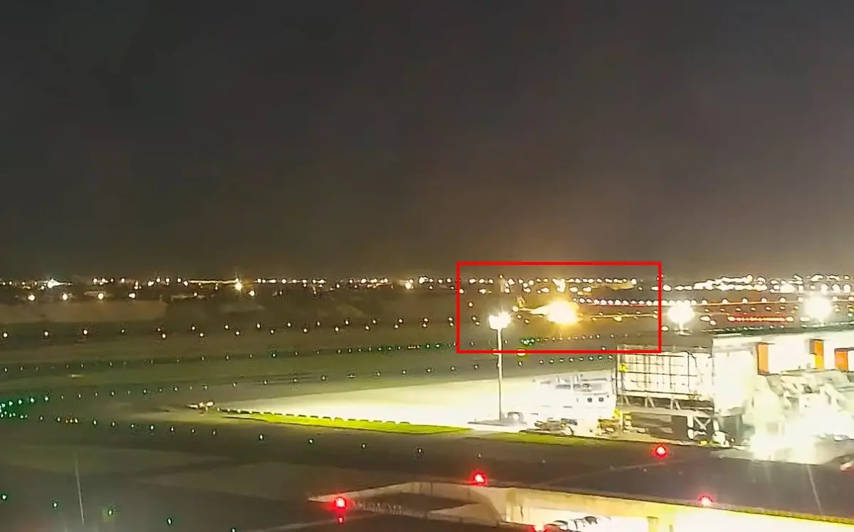 ▲UPS 5X61航班今晚間降落桃園機場時，疑似發動機接觸跑道，磨擦出火花。（圖／截圖自桃園機場直播）