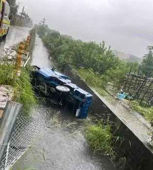 ▲ 13日下午，高雄鳳山區一輛小貨車為了要閃避樹枝，摔入水溝。（圖／翻攝畫面）