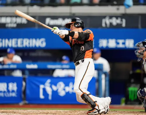 ▲統一獅老將陳鏞基今日首局敲出2分砲，助隊以5：1擊退富邦悍將。（圖／統一獅提供）