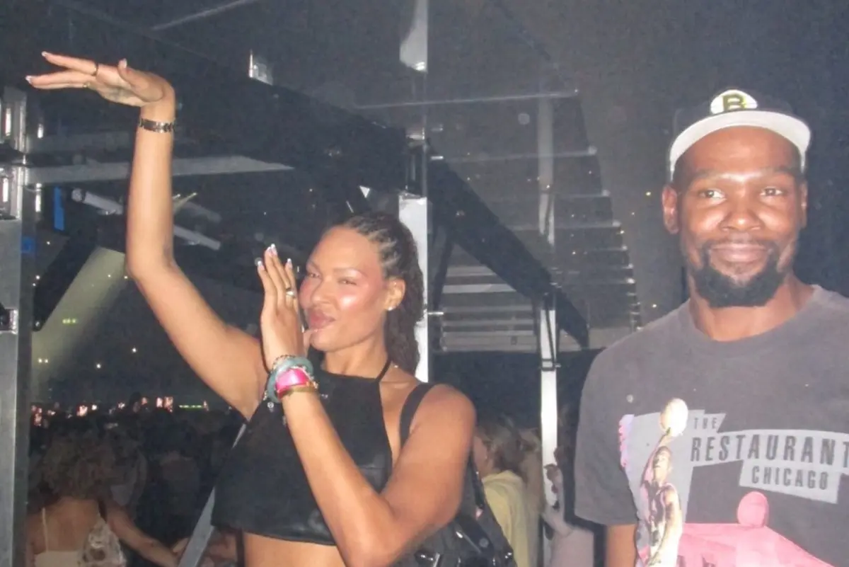 ▲NBA巨星「KD」杜蘭特（Kevin Durant）在休賽期再度登上娛樂版面，與前WNBA明星球員坎貝奇（Liz Cambage）一同現身美國饒舌歌手Drake的演唱會。（圖／取自坎貝奇IG）