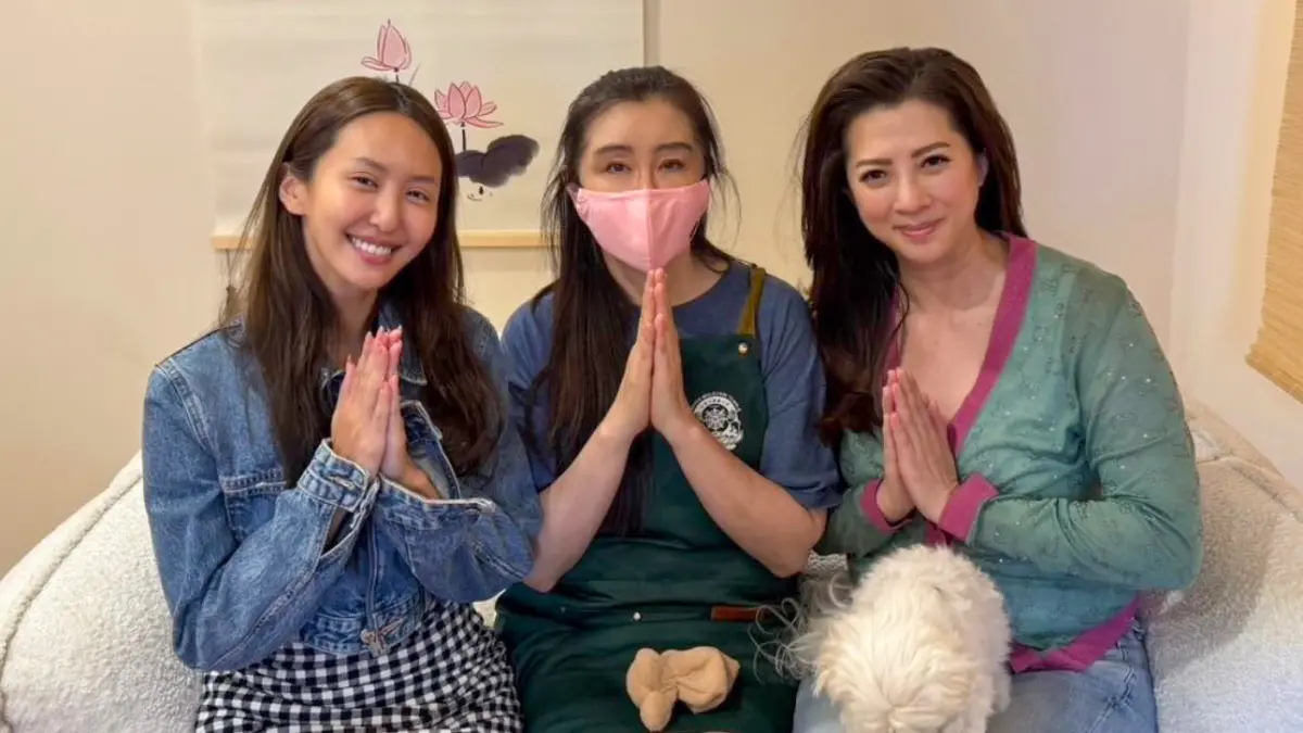 ▲王祖賢（中）高清照曝光！薔薔（左）在個人YT頻道「林嘉凌薔薔Maze」中分享與郭靜純（右）到加拿大造訪王祖賢艾灸館，幸運捕獲偶像本人，王祖賢親切合影。（圖／翻攝自郭靜純臉書）