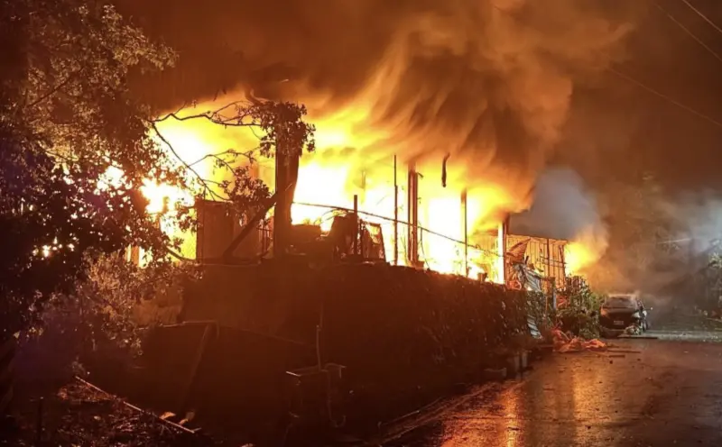 台東知本深夜祝融！2平房遭烈火吞噬、濃煙狂竄