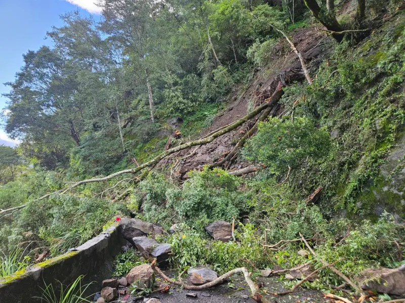 楊柳颱風離台！5處公路仍坍方、土石流災阻　4路段拚下午陸續搶通