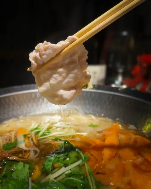 ▲「針針鍋」使用國產豬肉所熬煮的濃郁湯底，搭配清爽脆口的水菜，將食材的溫潤與甘甜完美呈現。（圖／業者提供）