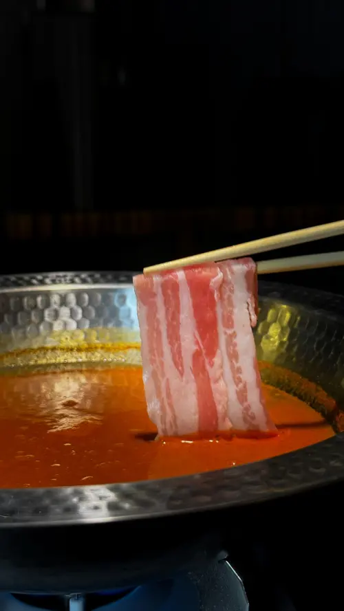 ▲「辣味噌鍋」採用自家調製的味噌，搭配多種辣椒與香味蔬菜拌炒，湯頭香辣濃郁卻不嗆口，風味飽滿、層次分明。（圖／業者提供）