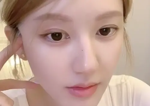 ▲趙露思在直播中回應遭公司打罵事件始末。（圖／翻攝自微博＠资深综艺鹅）