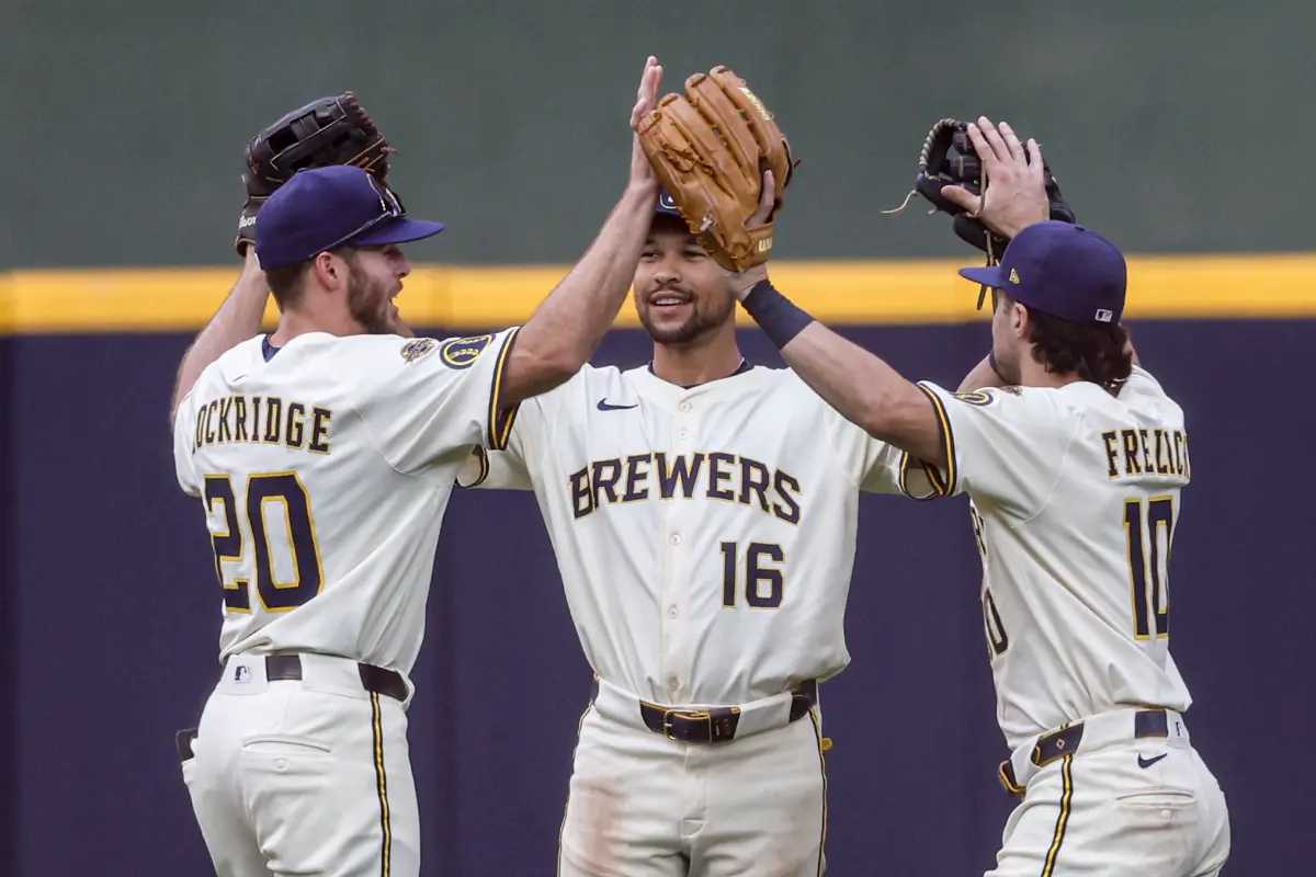 ▲美國職業棒球大聯盟（MLB）今（14）日密爾瓦基釀酒人主場迎戰匹茲堡海盜來到3連戰的最後一場，延續前1場打線的好手感，終場就以12：5擊敗海盜完成系列賽的橫掃，也將連勝場次推進至12場。（圖／美聯社／達志影像）