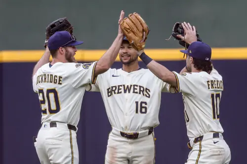 ▲美國職業棒球大聯盟（MLB）今（14）日密爾瓦基釀酒人主場迎戰匹茲堡海盜來到3連戰的最後一場，延續前1場打線的好手感，終場就以12：5擊敗海盜完成系列賽的橫掃，也將連勝場次推進至12場。（圖／美聯社／達志影像）