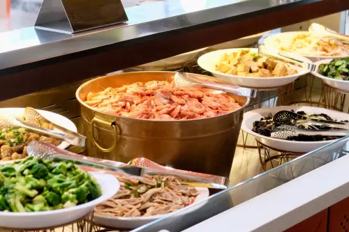 ▲全台最大「我家牛排板橋遠科店」，每人380元+10%就能享有自助吧上百道菜吃到飽，搭上牛排最便宜也只要420元+10%，如今又增加了些新菜色，並有最新的訂位平台。（圖／記者葉盛耀攝）