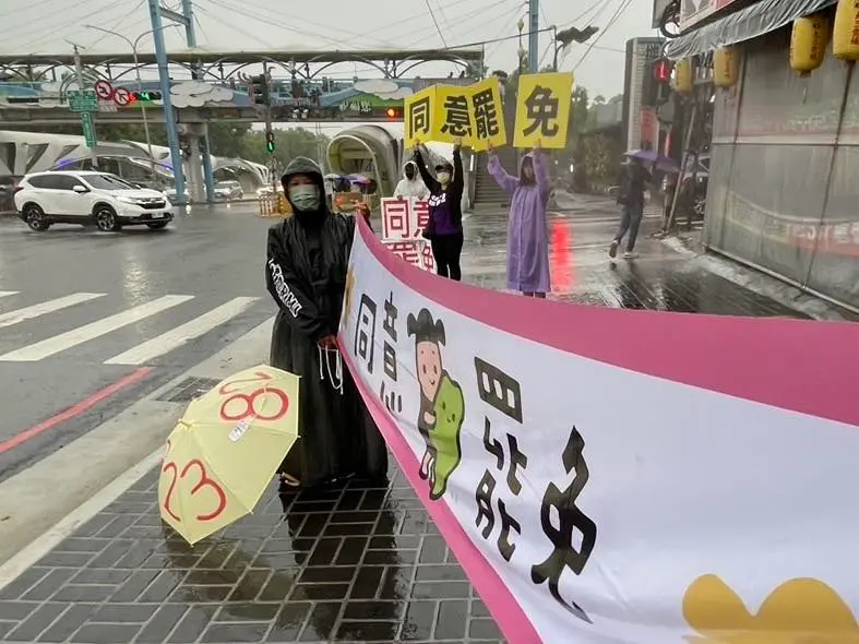    ▲罷團強調志工們無畏風雨站街頭，是為希望家鄉能夠更好，（圖／罷團「中二解顏」提供，2025.08.14）  