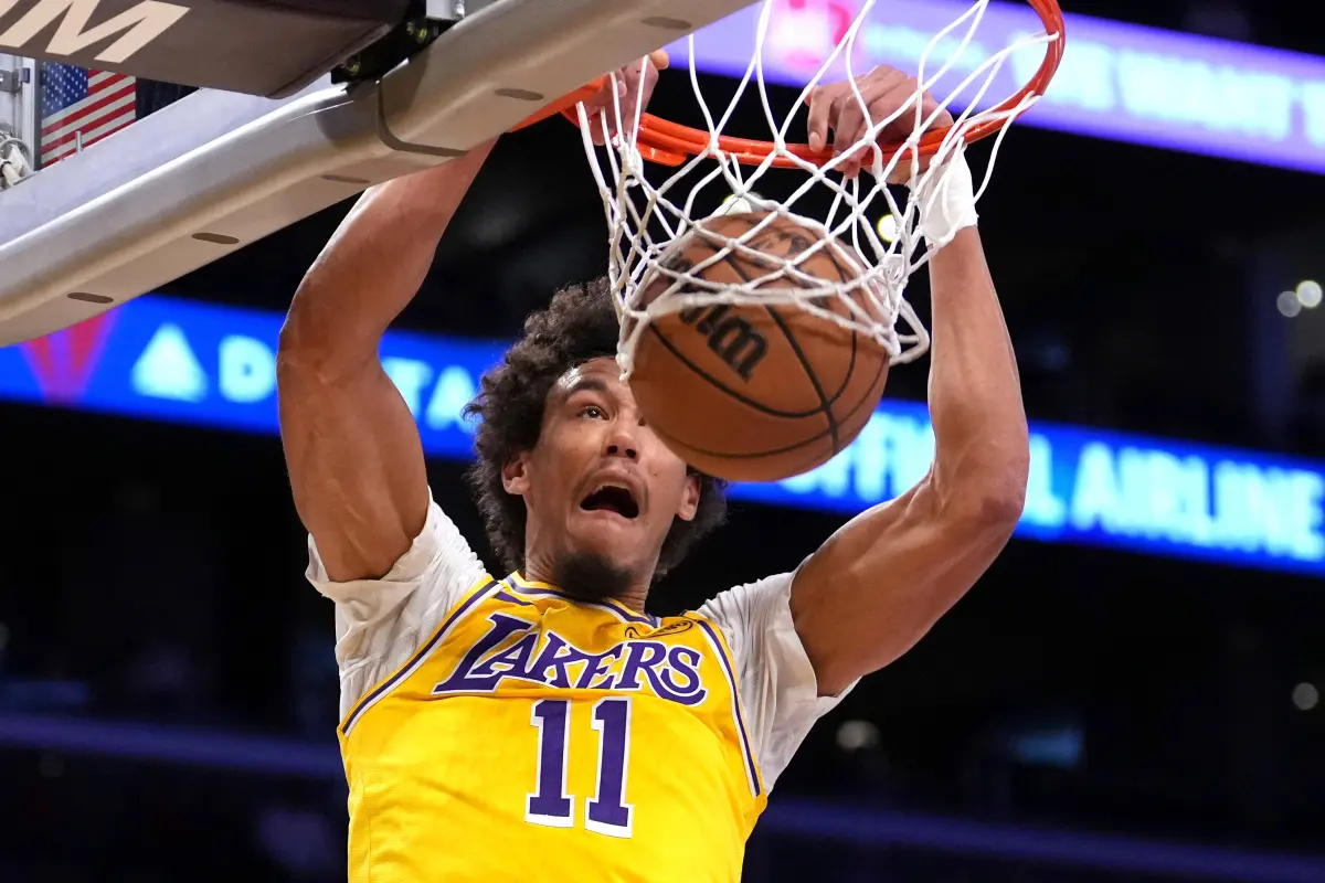 ▲NBA美國職籃（National Basketball Association）洛杉磯湖人中鋒海斯（Jaxson Hayes）近日在社群平台發布一段苦練三分的影片成為焦點，他也喊話下賽季將會增加外線投射，協助湖人陣容拉開空間。（圖／美聯社／達志影像）