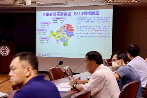 ▲台電在風雨中持續搶修，至今（14）日上午8時已降至約5千餘戶，台南市長黃偉哲也特別向台電第一線搶修人員表達感謝。（圖／台南市府提供）