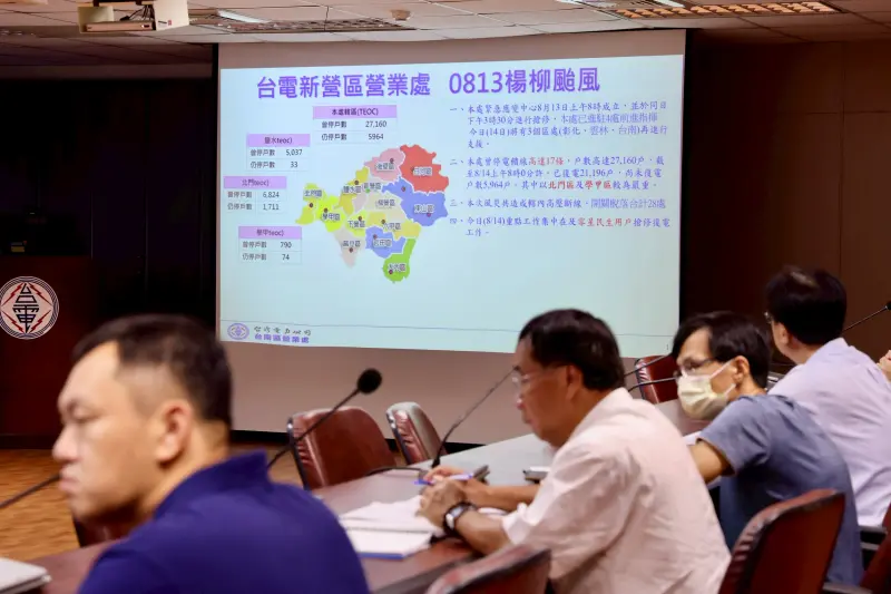    ▲台電在風雨中持續搶修，至今（14）日上午8時已降至約5千餘戶，台南市長黃偉哲也特別向台電第一線搶修人員表達感謝。（圖／台南市府提供）  