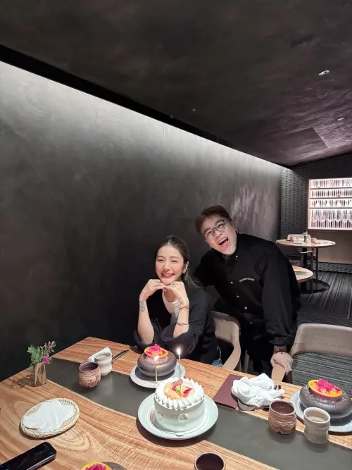 ▲藝人許維恩大姐許路兒慶祝50歲生日，照片看起來一點也不像50歲，青春洋溢像18歲。（圖／摘自許路兒ig）