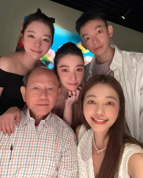 ▲許菲菲（後排左起）、許湯姆、許維恩（中）、許父（前排左起）、許路兒全家福。（圖／翻攝自許路兒臉書）