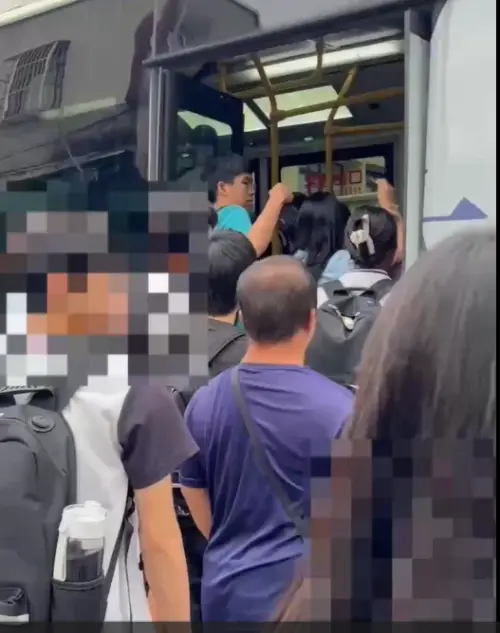 ▲中年噁男常利用尖峰時段搭公車，趁機自後環抱女高中生，昨天重施故技，一路被學生跟拍。（圖／台中市議員謝志忠提供，2025.08.14）