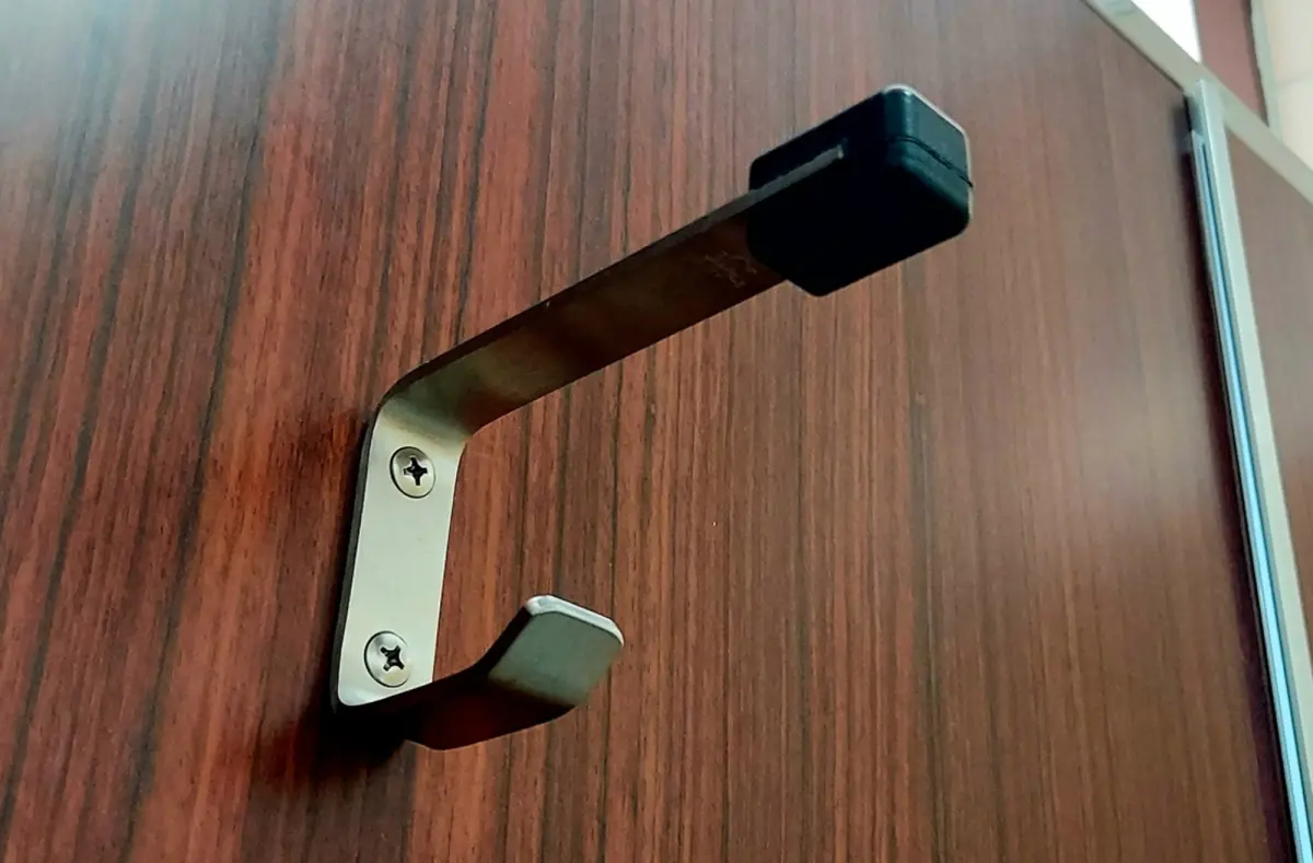 ▲日本廁所門「2根掛鉤」一長一短，其設計用途讓人感到不解，就有達人公布正解，讓一票人大長知識。（圖／取自photoAC）