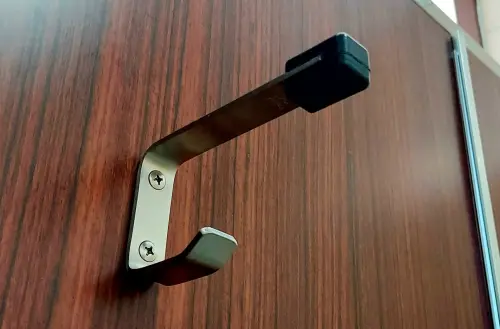 廁所門「多兩根掛鉤」有啥用途？不是掛包包　正解曝光：長知識了
