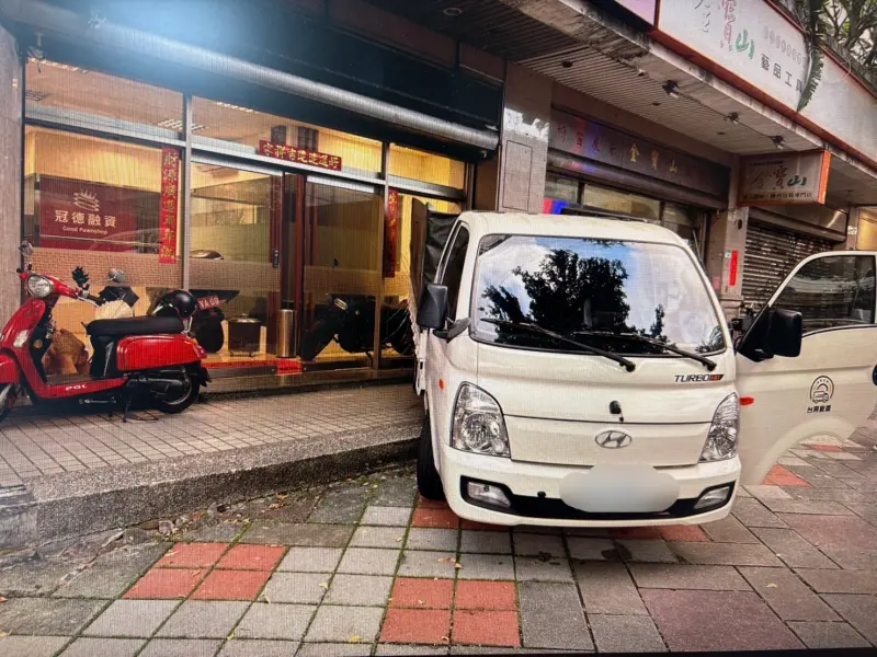 ▲北市中山區12日發生的當鋪遭衝撞事件，爆出是竹聯幫成員千萬債務導致。（圖／翻攝畫面）